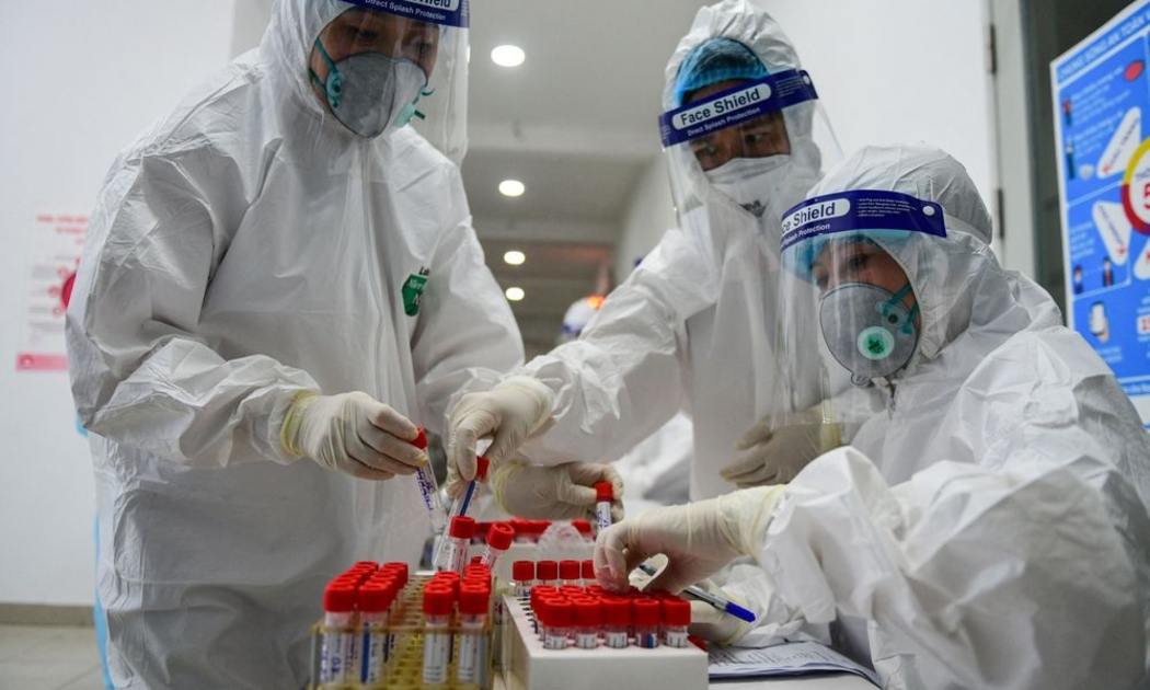 Nhân viên y tế chuẩn bị mẫu xét nghiệm Covid-19 tại Hà Nội ngày 15/5 - Ảnh: AFP/Getty Images