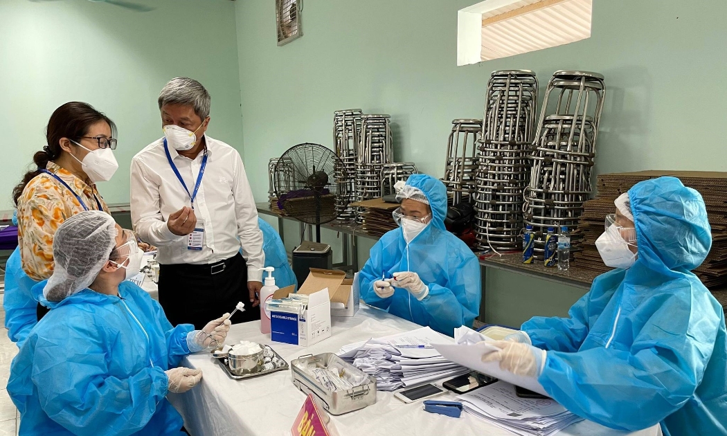 Thứ trưởng Bộ Y tế Nguyễn Trường Sơn kiểm tra công tác tiêm vaccine cho công nhân tại huyện Tân Yên, tỉnh Bắc Giang.