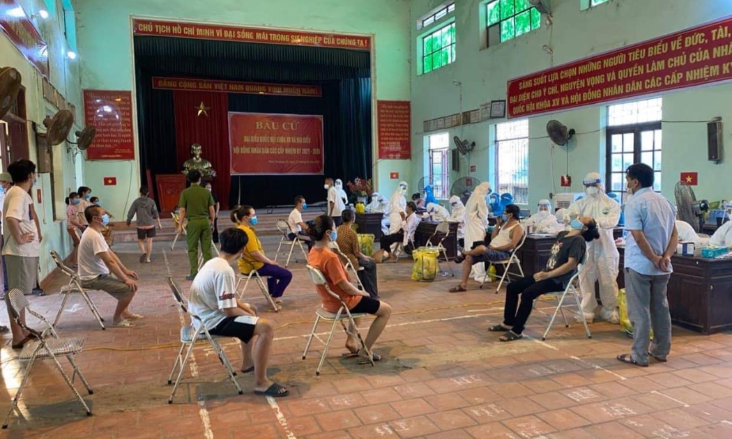 Lấy mẫu xét nghiệm cho người dân huyện Thuận Thành, Bắc Ninh.