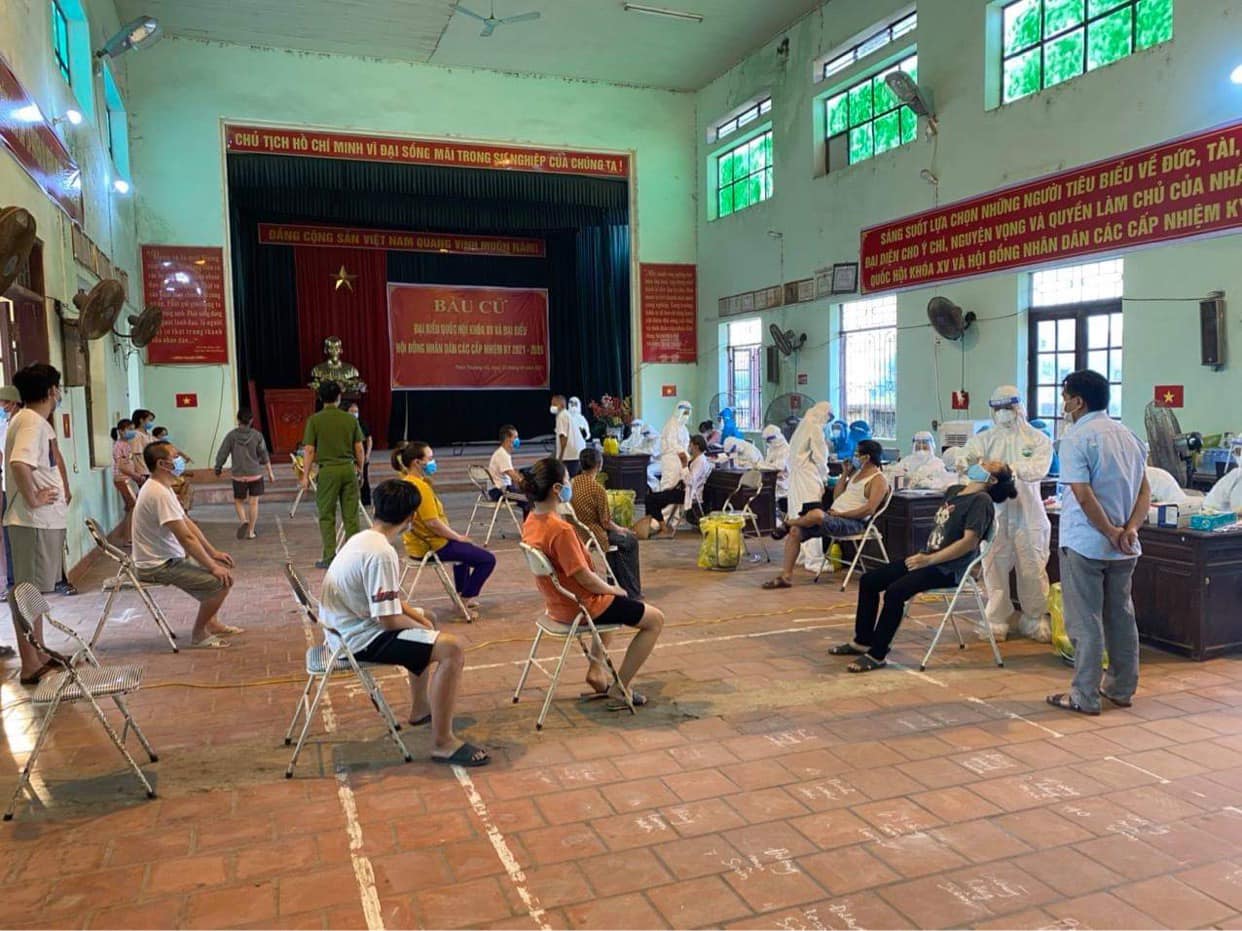 Lấy mẫu xét nghiệm cho người dân huyện Thuận Thành, Bắc Ninh.