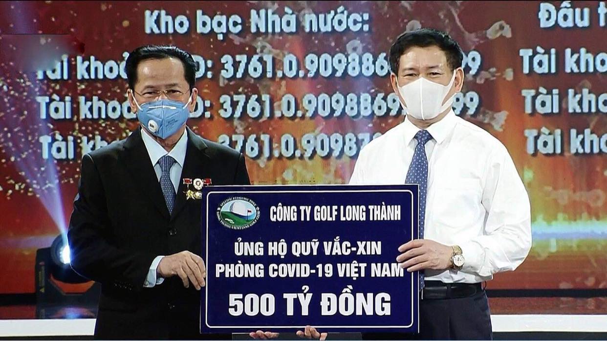 AHLĐ Lê Văn Kiểm - Chủ tịch Công ty Golf Long Thành ủng hộ Quỹ vaccine 500 tỷ đồng.