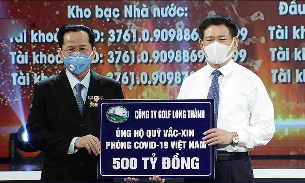 AHLĐ Lê Văn Kiểm - Chủ tịch Công ty Golf Long Thành ủng hộ Quỹ vaccine 500 tỷ đồng.