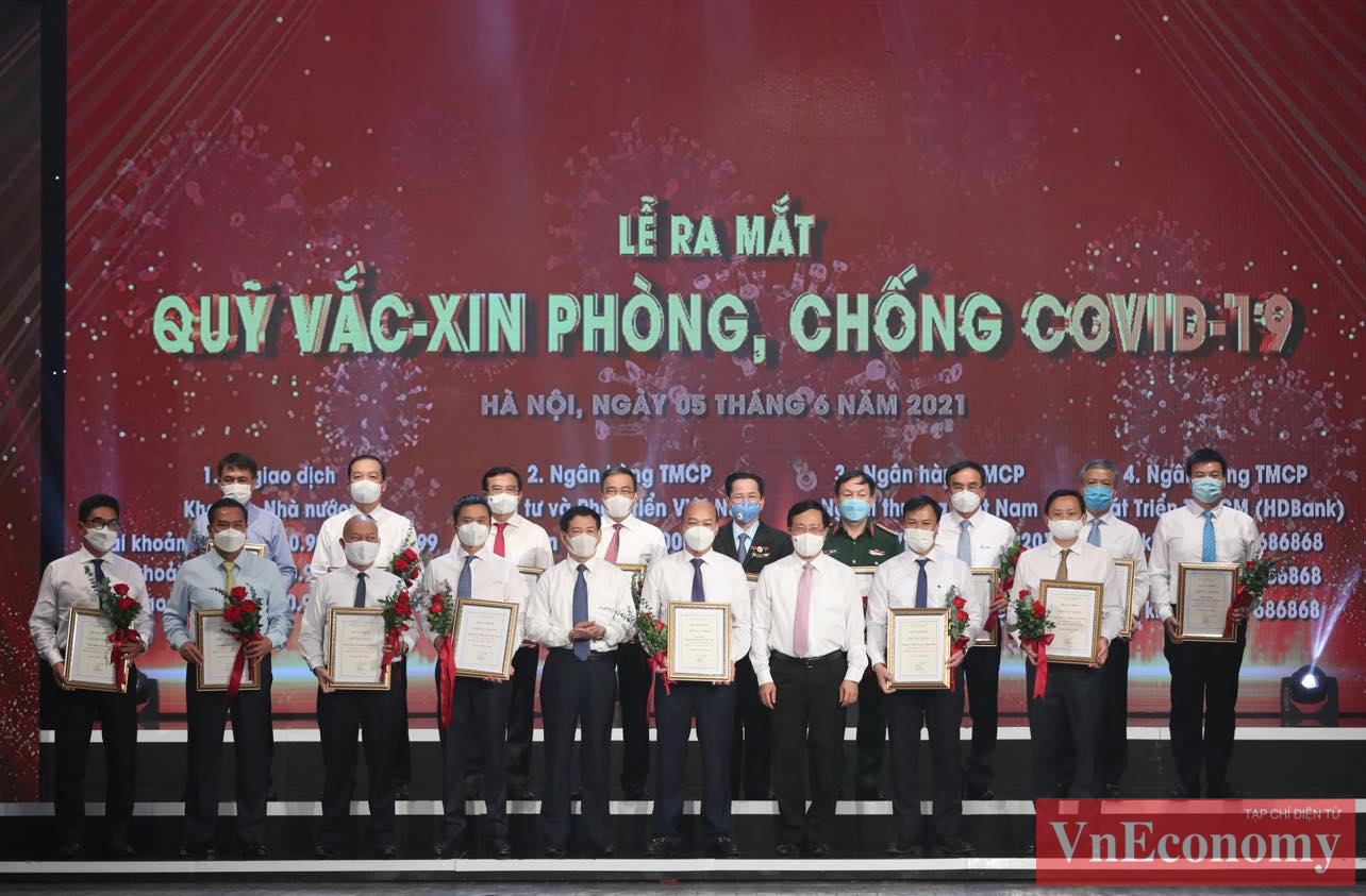 Phó thủ tướng Phạm Bình Minh và Bộ trưởng Bộ Tài chính Hồ Đức Phớc trao chứng nhận và hoa cảm ơn các doanh nghiệp.
