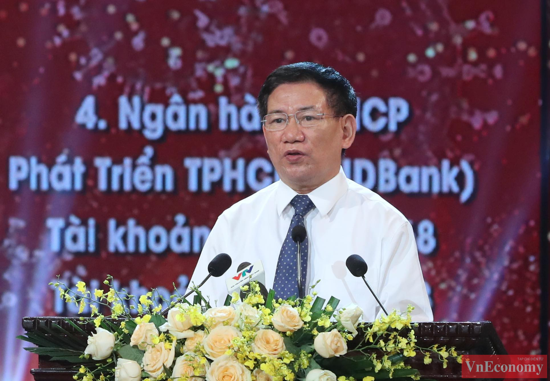 Đồng chí Hồ Đức Phớc, Ủy viên Trung ương Đảng, Bộ trưởng Bộ Tài chính lên phát biểu giới thiệu về Quỹ vaccine phòng, chống Covid-19 theo quyết định của Thủ tướng chính phủ. 