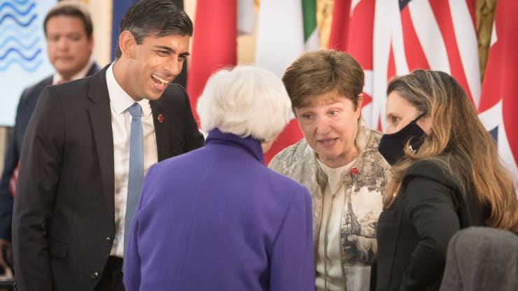 Từ trái qua: Bộ trưởng Bộ Tài chính Anh Rishi Sunak, Bộ trưởng Bộ Tài chính Mỹ Janet Yellen, Giám đốc điều hành Quỹ Tiền tệ Quốc tế (IMF) Kristalina Georgieva, và Bộ trưởng Bộ Tài chính Canada Chrysitia Freeland trò chuyện trong ngày đầu tiên của hội nghị bộ trưởng bộ tài chính G7 ở London, ngày 4/6 - Ảnh: Getty/CNBC.