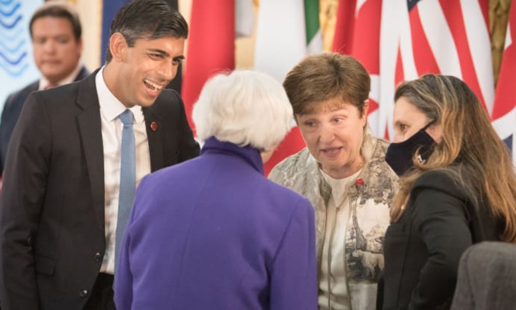 Từ trái qua: Bộ trưởng Bộ Tài chính Anh Rishi Sunak, Bộ trưởng Bộ Tài chính Mỹ Janet Yellen, Giám đốc điều hành Quỹ Tiền tệ Quốc tế (IMF) Kristalina Georgieva, và Bộ trưởng Bộ Tài chính Canada Chrysitia Freeland trò chuyện trong ngày đầu tiên của hội nghị bộ trưởng bộ tài chính G7 ở London, ngày 4/6 - Ảnh: Getty/CNBC.