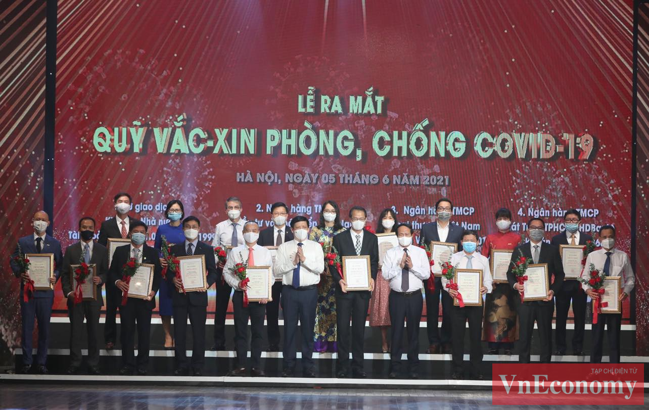 Ph&oacute; Thủ tướng L&ecirc; Văn Th&agrave;nh c&ugrave;ng&nbsp;Bộ trưởng Bộ Y tế Nguyễn Thanh Long&nbsp;trao chứng nhận v&agrave; hoa cảm ơn đại diện c&aacute;c doanh nghiệp.