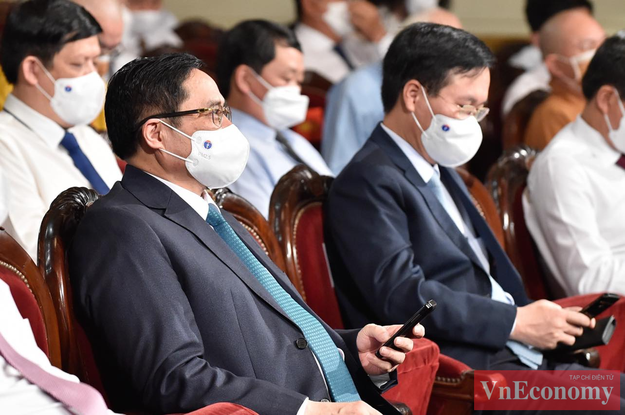 Sau khi tuy&ecirc;n bố ch&iacute;nh thức khai mạc buổi lễ, ban tổ chức&nbsp;k&ecirc;u gọi tất cả qu&yacute; vị đại biểu tham dự cũng như đang theo d&otilde;i chương tr&igrave;nh truyền h&igrave;nh trực tiếp sẽ c&ugrave;ng nhau nhắn tin ủng hộ Quỹ vaccine ph&ograve;ng, chống Covid-19.&nbsp;