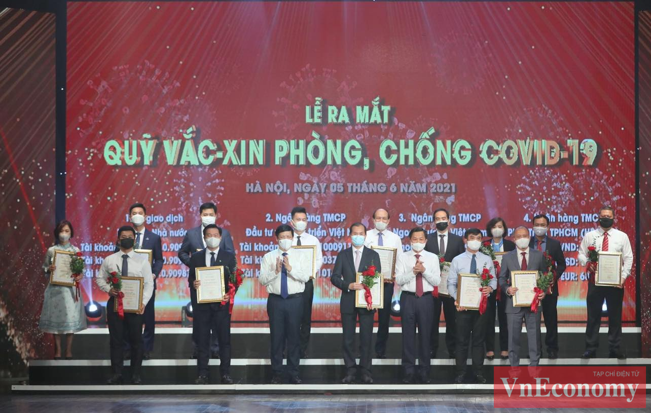 Phó Thủ tướng Chính phủ Lê Minh Khái và Bộ trưởng Bộ Y tế Nguyễn Thanh Long trao chứng nhận và hoa cảm ơn các doanh nghiệp đóng góp tiếp theo.
