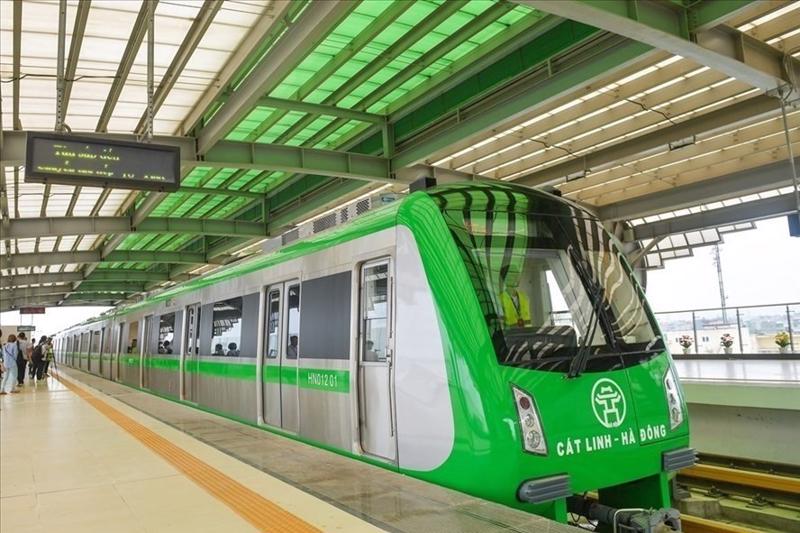 Người dân chờ đợi ngày tuyến đường sắt Cát Linh - Hà Đông đưa vào khai thác từ rất lâu.