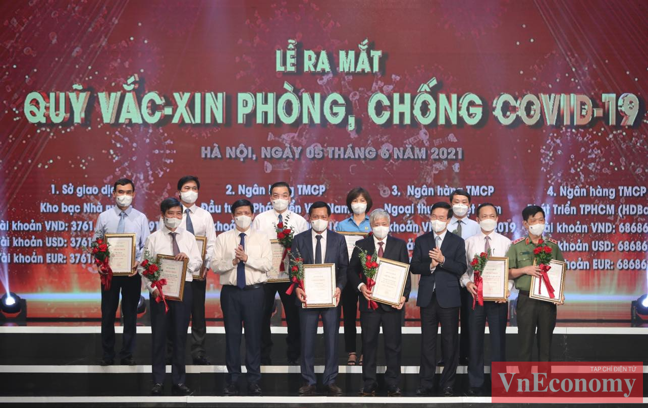 Đồng chí Võ Văn Thưởng, Ủy viên Bộ Chính trị, Thường trực Ban Bí thư và đồng chí Nguyễn Thanh Long, Ủy viên Trung ương Đảng, Bộ trưởng Bộ Y tế lên nhận ủng hộ Quỹ từ các Bộ ngành, cơ quan nhà nước và các địa phương. 