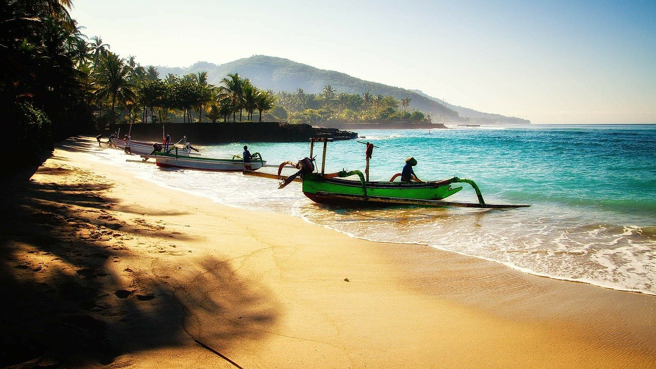 Việc không có du khách do đại dịch đã tàn phá nền kinh tế của Bali, vốn phụ thuộc tới 80% vào du lịch. 
