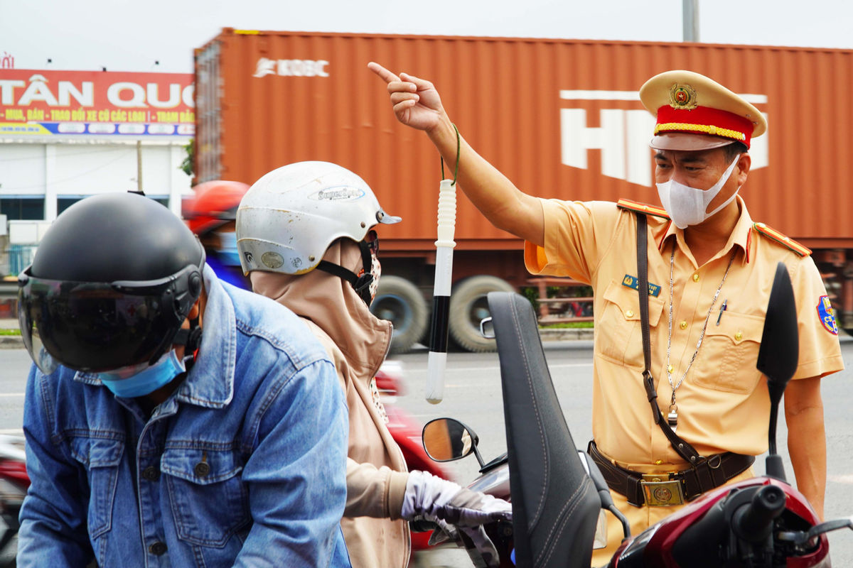 Người dân khó khăn trong đi lại khi Đồng Nai thực hiện quy định cách ly 21 ngày đối với người về/đến từ TP.HCM.