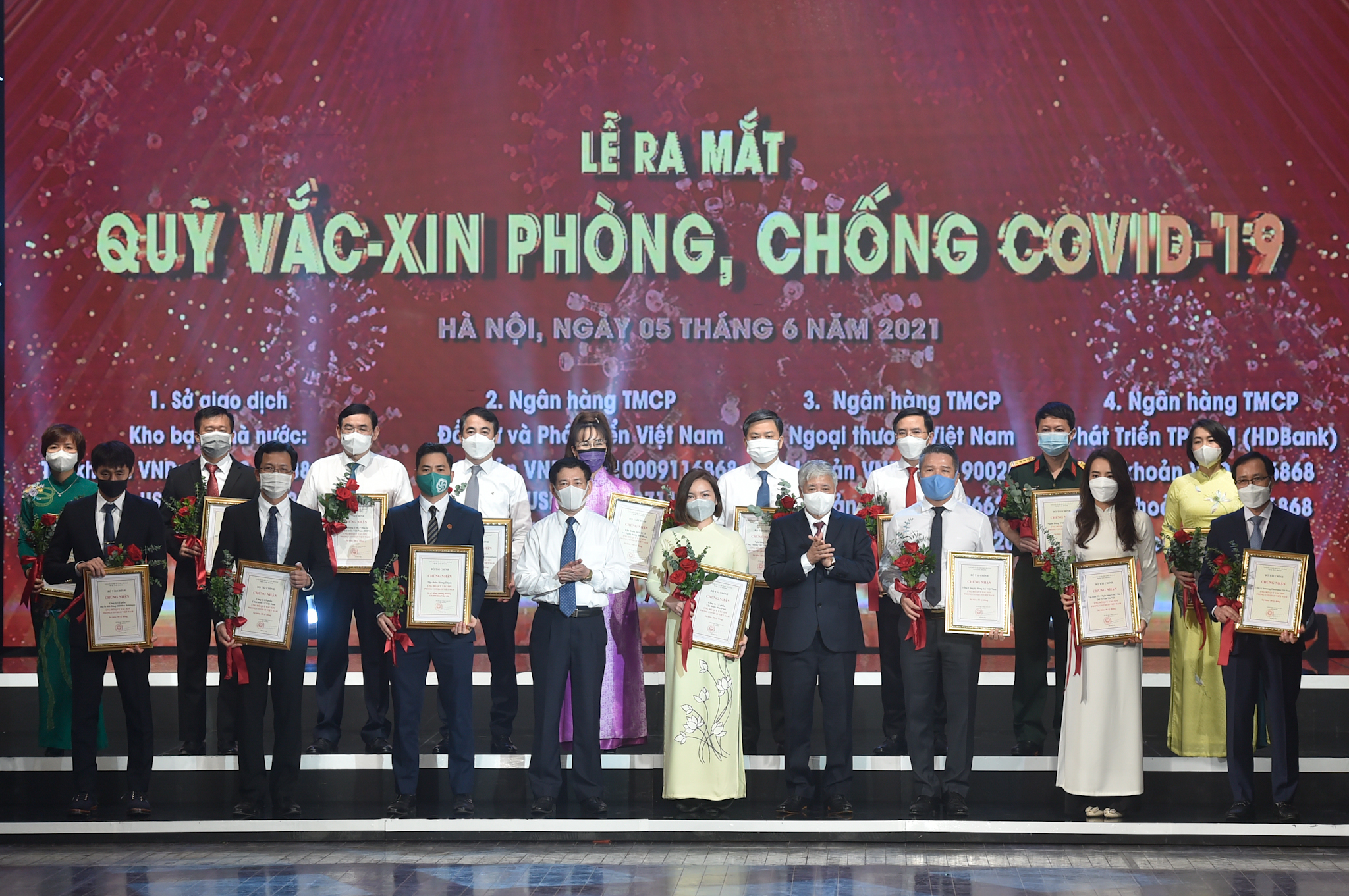 Chủ tịch Ủy ban Trung ương MTTQ Việt Nam Đỗ Văn Chiến, Bộ trưởng Bộ Tài chính Hồ Đức Phớc và đại diện bộ ngành,  DN đóng góp cho Quỹ vaccine phòng chống COVID-19. Ảnh VGP.