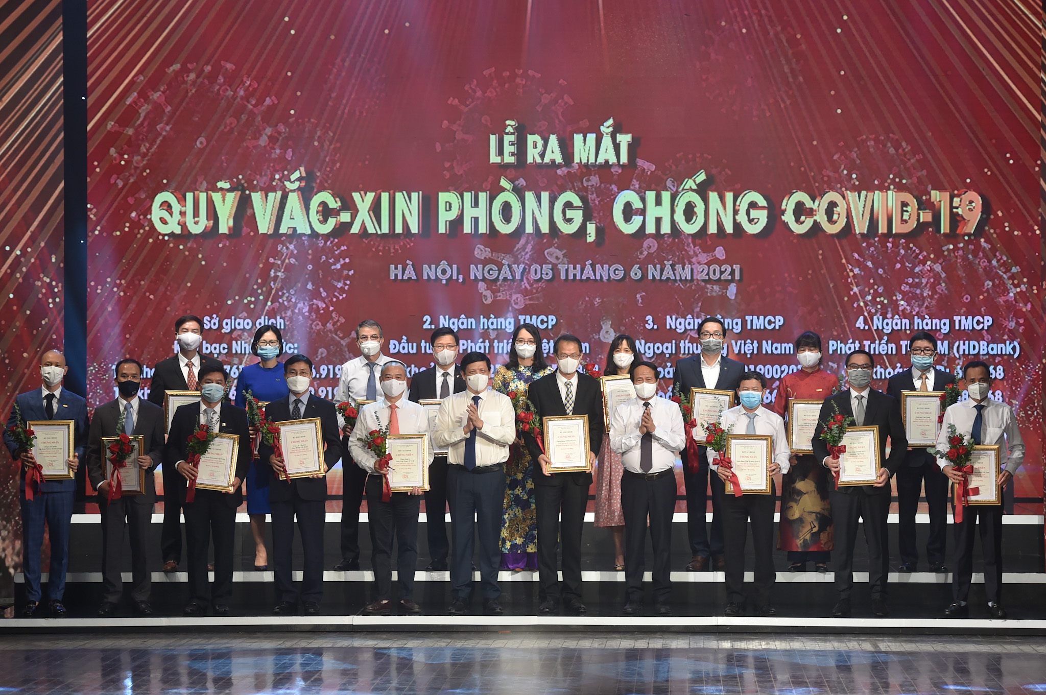 Phó Thủ tướng Lê Văn Thành, Bộ trưởng Bộ Y tế Nguyễn Thanh Long và đại diện bộ ngành,  DN đóng góp cho Quỹ vaccine phòng chống COVID-19. Ảnh VGP.