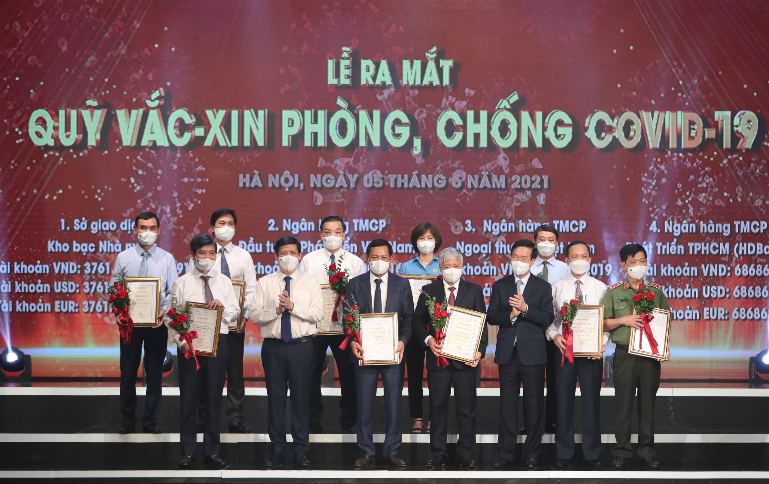 Thường trực Ban Bí thư Võ Văn Thưởng, Bộ trưởng Bộ Y tế Nguyễn Thanh Long và đại diện bộ ngành, DN đóng góp cho Quỹ vaccine phòng chống COVID-19. Ảnh VGP