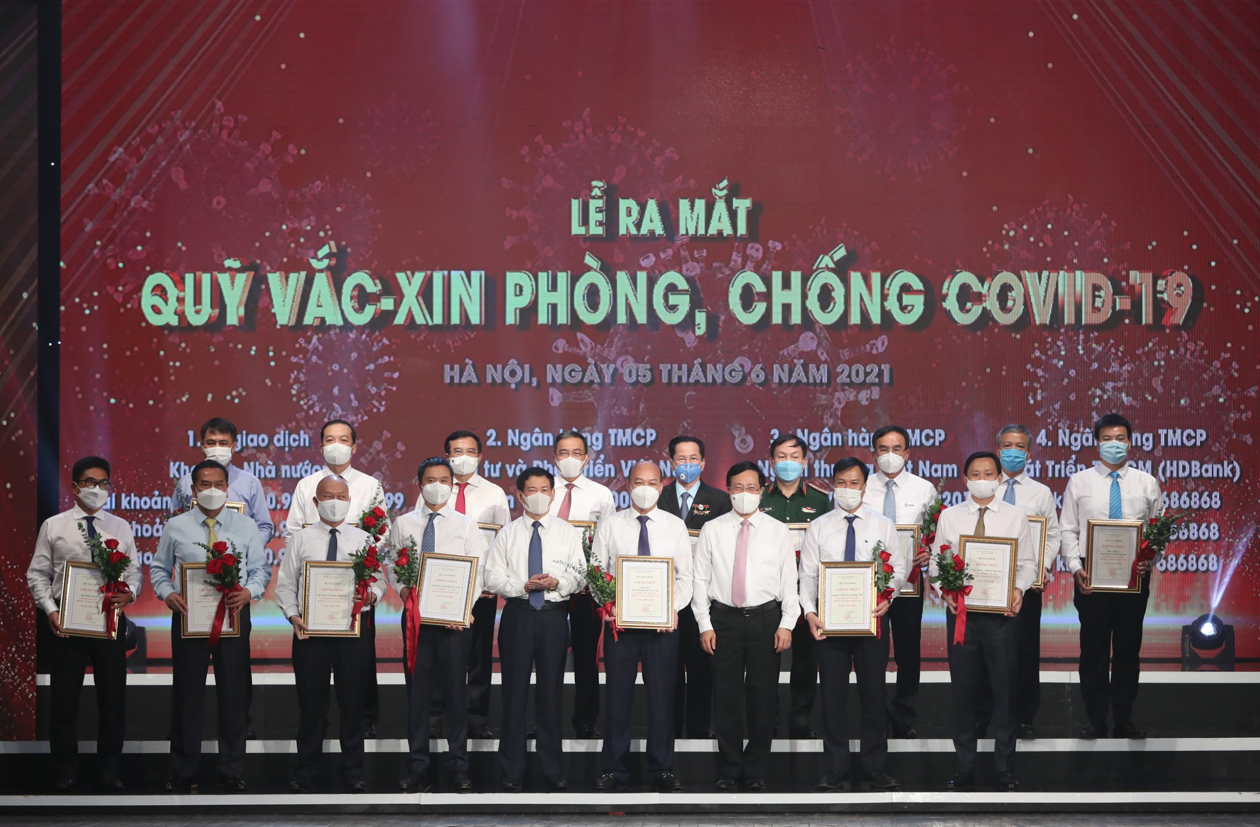 Phó Thủ tướng Phạm Bình Minh, Bộ trưởng Bộ Tài chính Hồ Đức Phớc và đại diện bộ ngành,  DN đóng góp cho Quỹ vaccine phòng chống COVID-19. Ảnh: Quang Phúc.