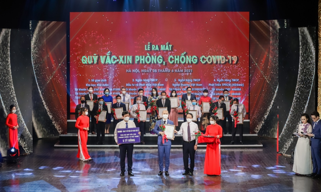 Ông Nguyễn Xuân Trung - Phó Tổng giám đốc Đối ngoại Cen Land, đại diện Tập đoàn Cen Group ủng hộ 5 tỷ đồng.