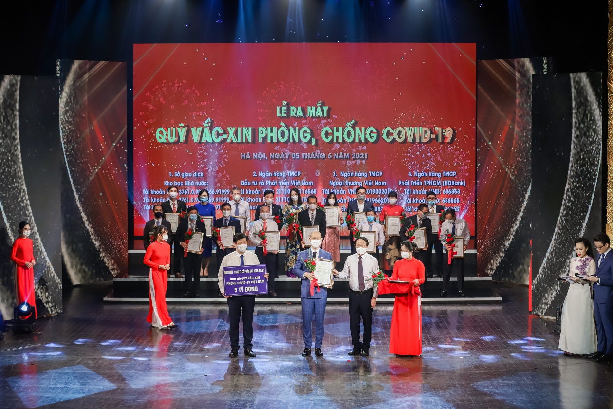 Ông Nguyễn Xuân Trung - Phó Tổng giám đốc Đối ngoại Cen Land, đại diện Tập đoàn Cen Group ủng hộ 5 tỷ đồng.