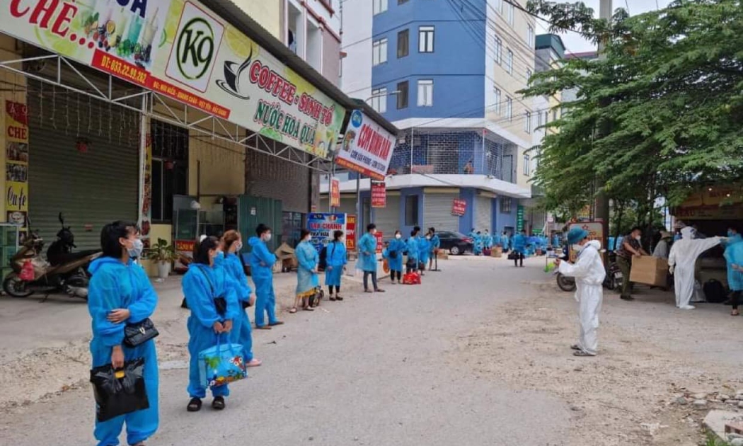 Cơ quan chức năng tiến hành di dời công nhân khỏi “điểm nóng” Núi Hiểu (xã Quang Châu) tới các khu cách ly tập trung.