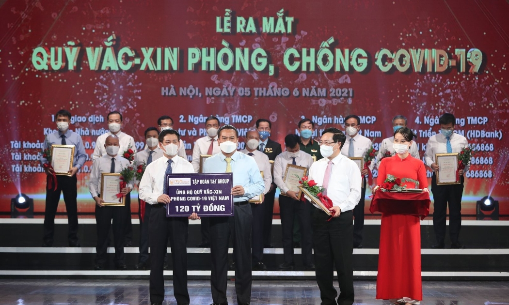 Đại diện Tập đoàn T&T Group trao tặng Quỹ vaccine phòng chống Covid-19 120 tỷ đồng.