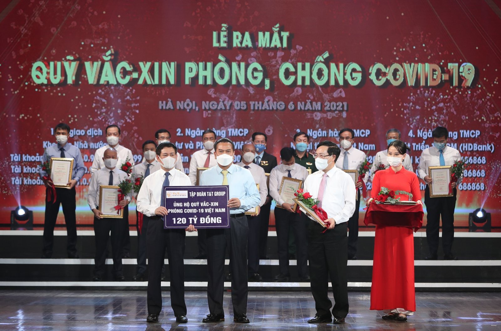 Đại diện Tập đoàn T&T Group trao tặng Quỹ vaccine phòng chống Covid-19 120 tỷ đồng.