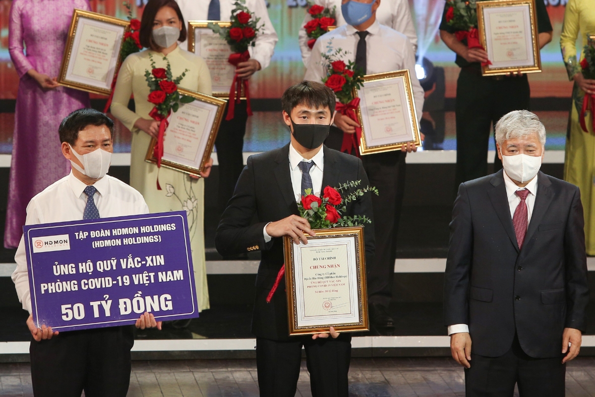 Đại diện Tập đoàn HDMon Holdings trao tặng 50 tỷ đồng cho Quỹ vaccine phòng, chống Covid-19 tại buổi lễ.