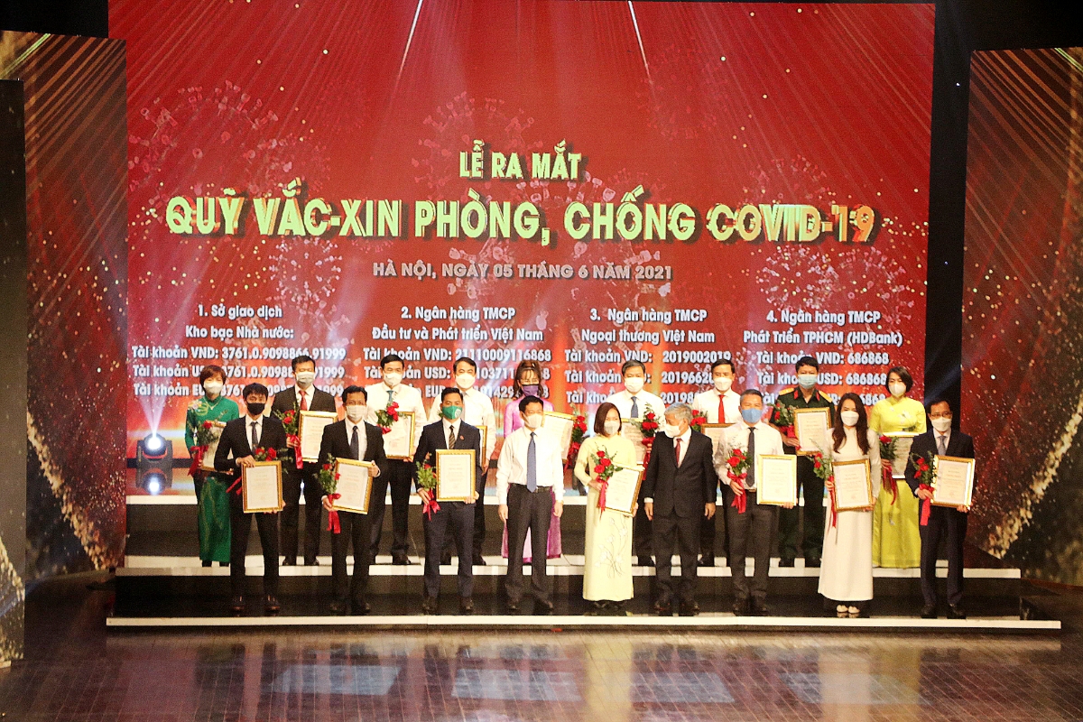 Nhiều c&aacute; nh&acirc;n, doanh nghiệp ủng hộ Quỹ vaccine ph&ograve;ng, chống Covid-19 tại buổi lễ.