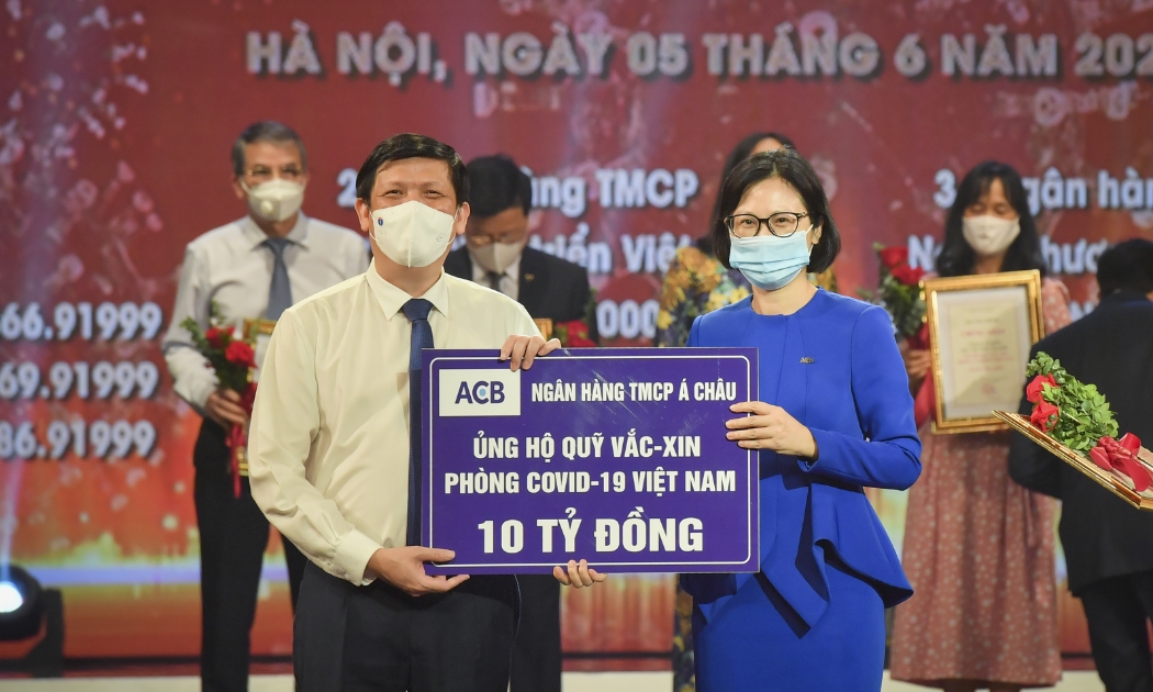 Đại diện ngân hàng ACB trao số tiền 10 tỷ đồng ủng hộ Quỹ vaccine phòng chống Covid-19 Việt Nam.