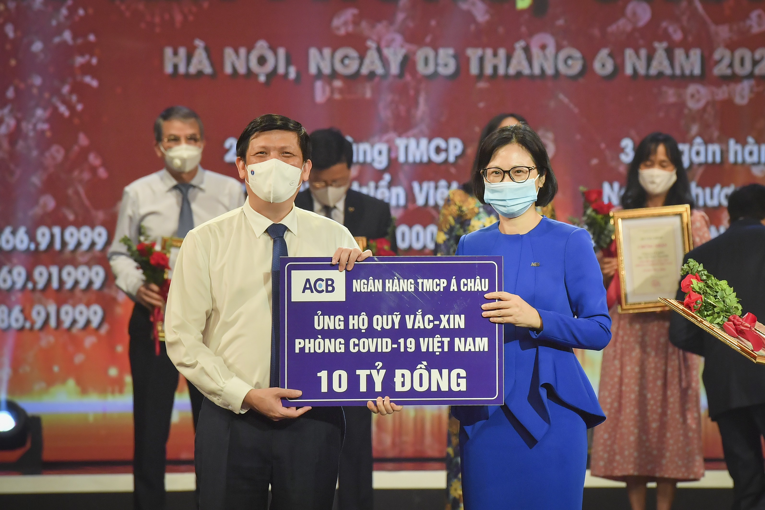 Đại diện ngân hàng ACB trao số tiền 10 tỷ đồng ủng hộ Quỹ vaccine phòng chống Covid-19 Việt Nam.