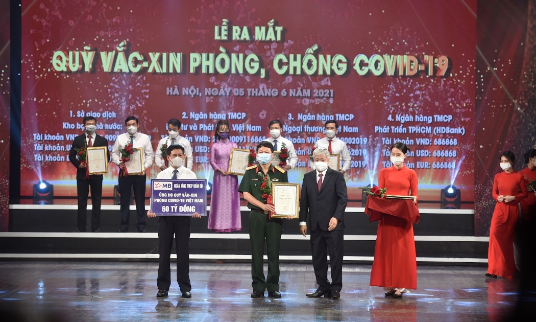 Ông Trần Minh Đạt - Phó Tổng giám đốc MB trao tặng số tiền 60 tỷ cho Quỹ vaccine phòng chống Covid-19.