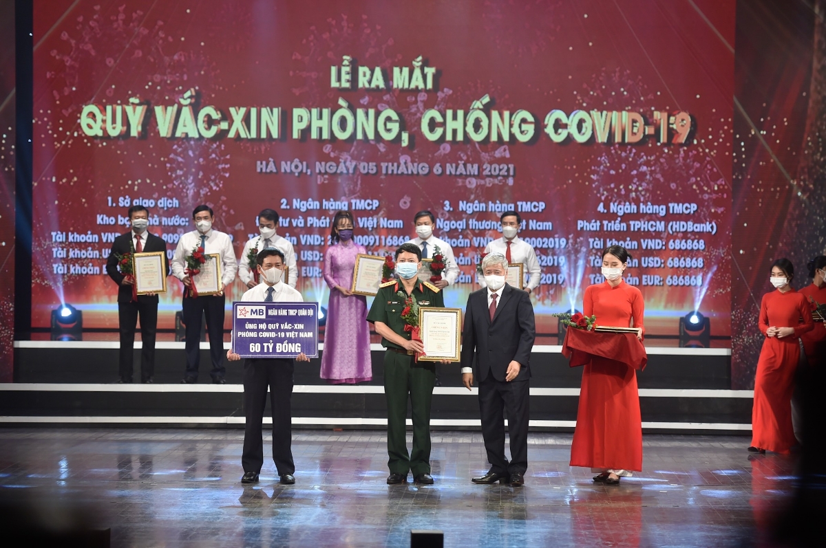 Ông Trần Minh Đạt - Phó Tổng giám đốc MB trao tặng số tiền 60 tỷ cho Quỹ vaccine phòng chống Covid-19.