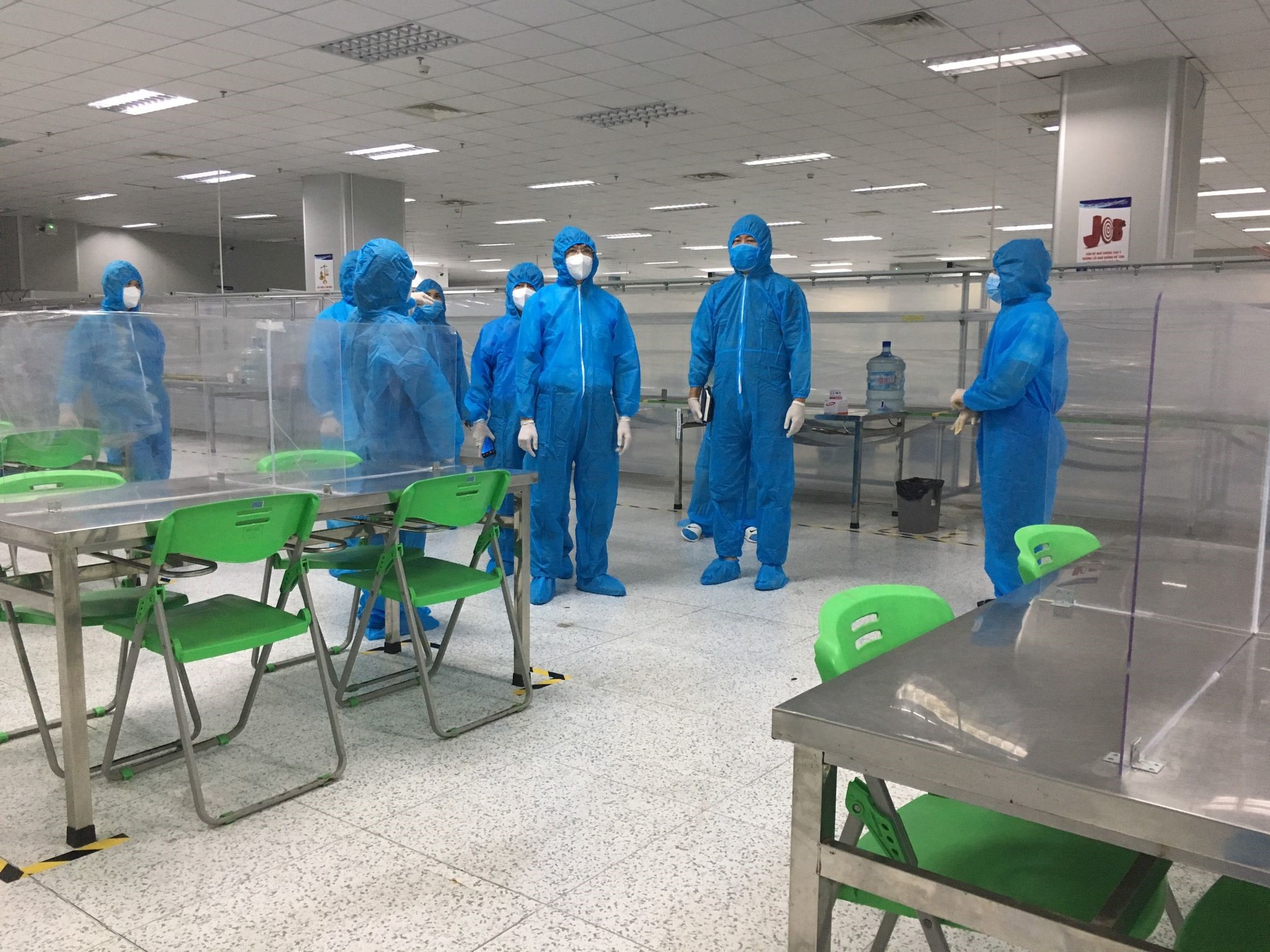 Kiểm tra nhà ăn cho công nhân tại Công ty AAC Technologies Việt Nam.