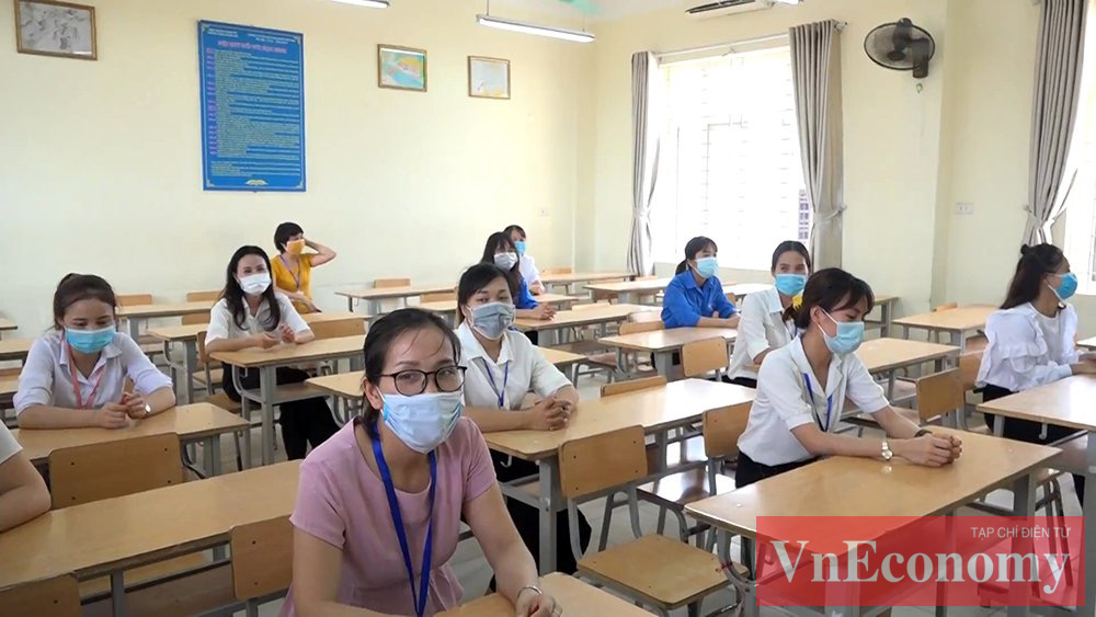 Tại mỗi ph&ograve;ng thi, c&aacute;c th&iacute; sinh ngồi gi&atilde;n c&aacute;ch v&agrave; c&oacute; c&aacute;c c&aacute;n bộ y tế tham gia hỗ trợ. Nếu th&iacute; sinh đang l&agrave;m b&agrave;i c&oacute; biểu hiện ho, sốt, gi&aacute;m thị ph&ograve;ng thi b&aacute;o c&aacute;o với chủ tịch hội đồng thi. Sau đ&oacute;, nh&acirc;n vi&ecirc;n y tế phối hợp với gi&aacute;m thị đưa th&iacute; sinh xuống ph&ograve;ng c&aacute;ch ly tiến h&agrave;nh đo th&acirc;n nhiệt, khai th&aacute;c yếu tố dịch tễ&hellip;