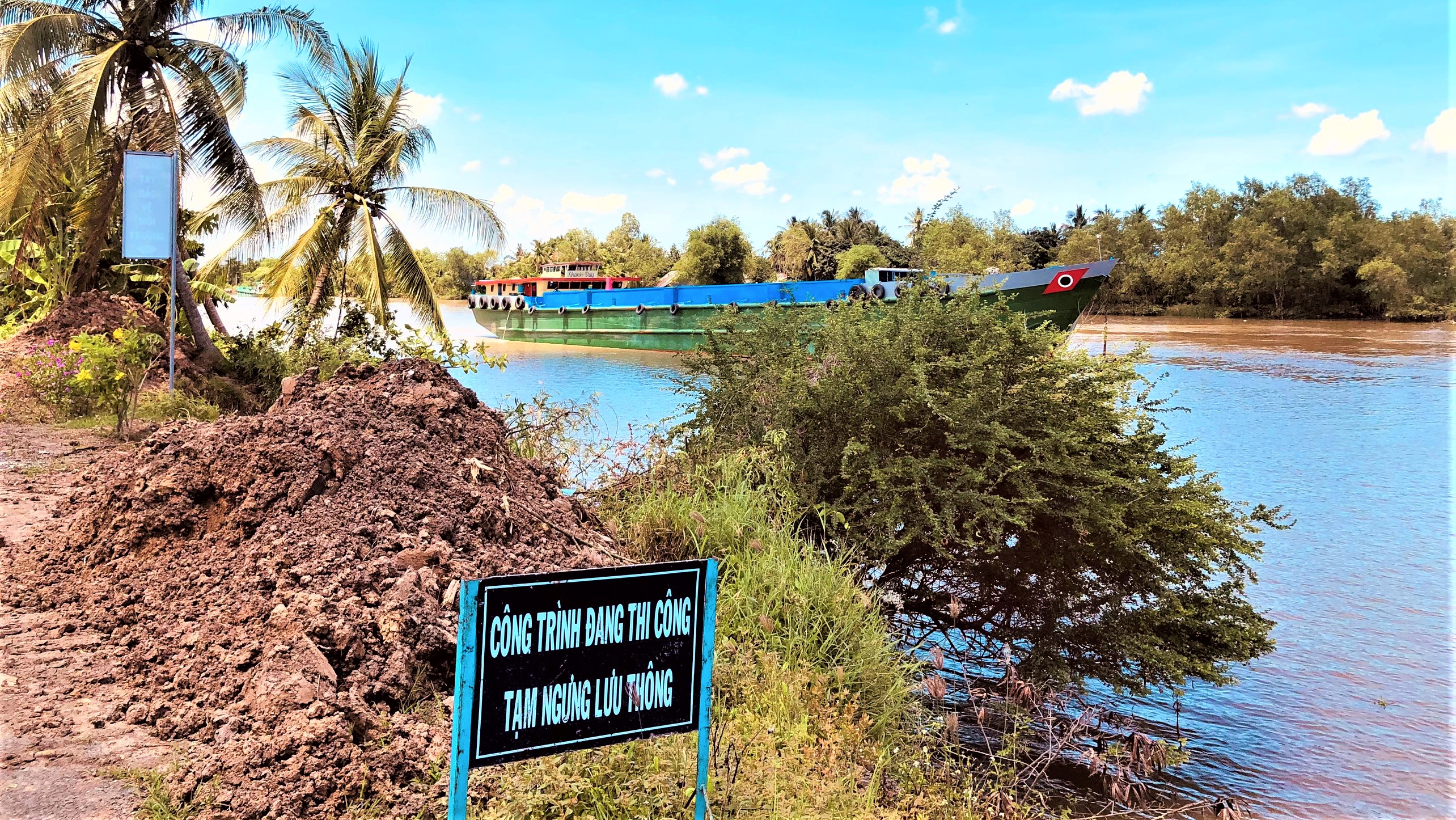 Kênh Chợ Gạo có lưu lượng lớn tàu thuyền, sà lan qua lại suốt ngày đêm, khiến nhiều đoạn ven bờ kênh thêm sạt lở nghiêm trọng.