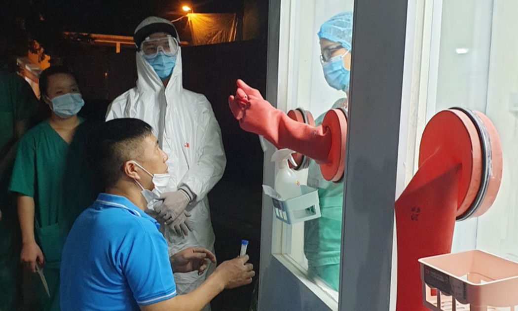 Nhân viên y tế huyện Tân Yên thử nghiệm quy trình tại buồng lấy mẫu xét nghiệm chống nóng