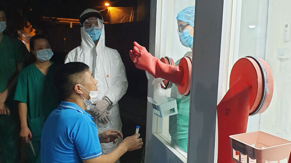 Nhân viên y tế huyện Tân Yên thử nghiệm quy trình tại buồng lấy mẫu xét nghiệm chống nóng