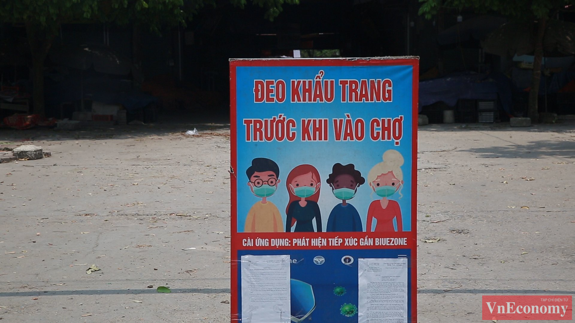 Khu chợ Cửa hàng mới ở tổ 17, thị trấn Đông Anh - nơi bệnh nhân bán hàng cũng tạm thời ngừng hoạt động, khung cảnh hoang vắng khác hẳn mọi ngày.