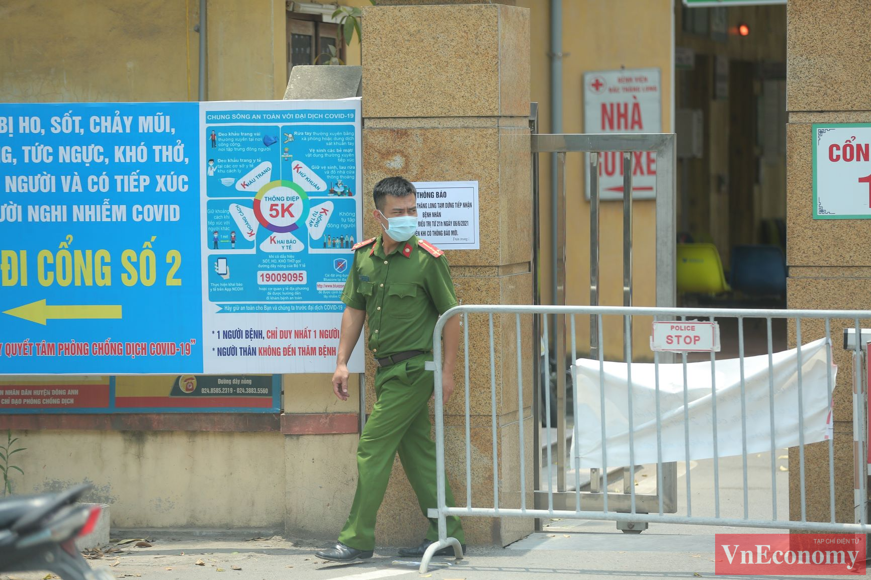 Bệnh viện Bắc Thăng Long d&aacute;n giấy th&ocirc;ng b&aacute;o tạm ngừng tiếp nhận bệnh nh&acirc;n cho đến khi c&oacute; th&ocirc;ng b&aacute;o mới.