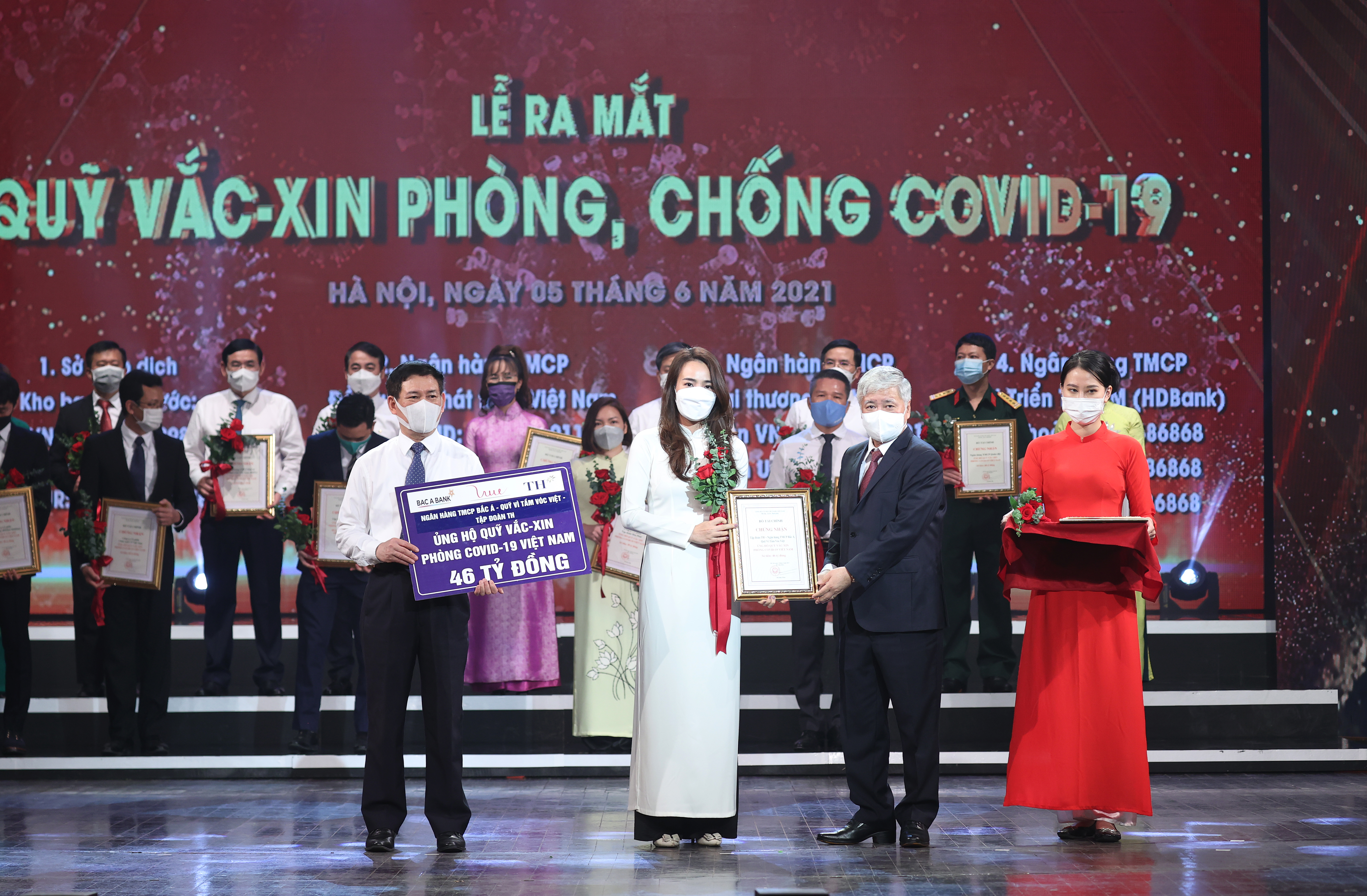 Hàng trăm doanh nghiệp đã thể hiện trách nhiệm xã hội của mình bằng hành động thiết thực, trong đó có Tập đoàn TH, Ngân hàng Thương mại Cổ phần Bắc Á và Quỹ Vì tầm vóc Việt với số tiền ủng hộ là 46 tỷ đồng (2 triệu USD).