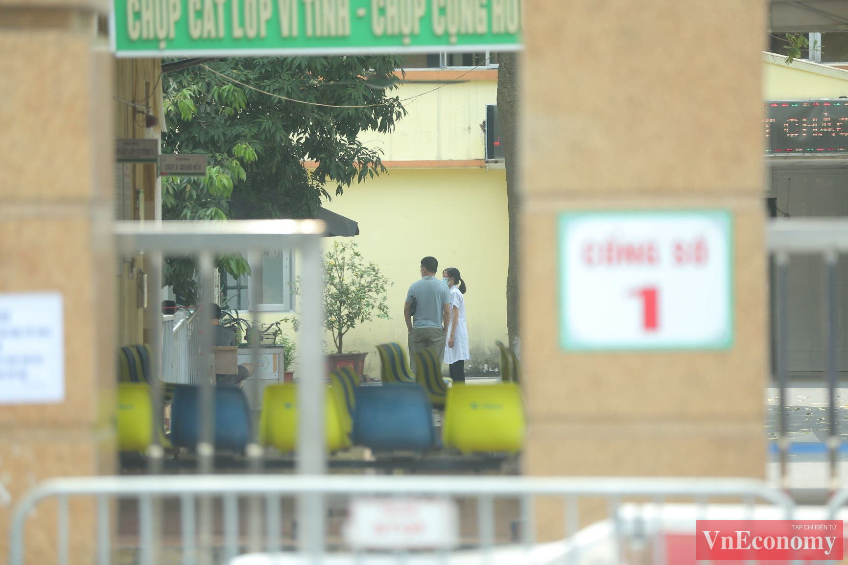 Nhiều người d&acirc;n tỏ ra lo lắng cho người nh&agrave; đang điều trị trong bệnh viện.