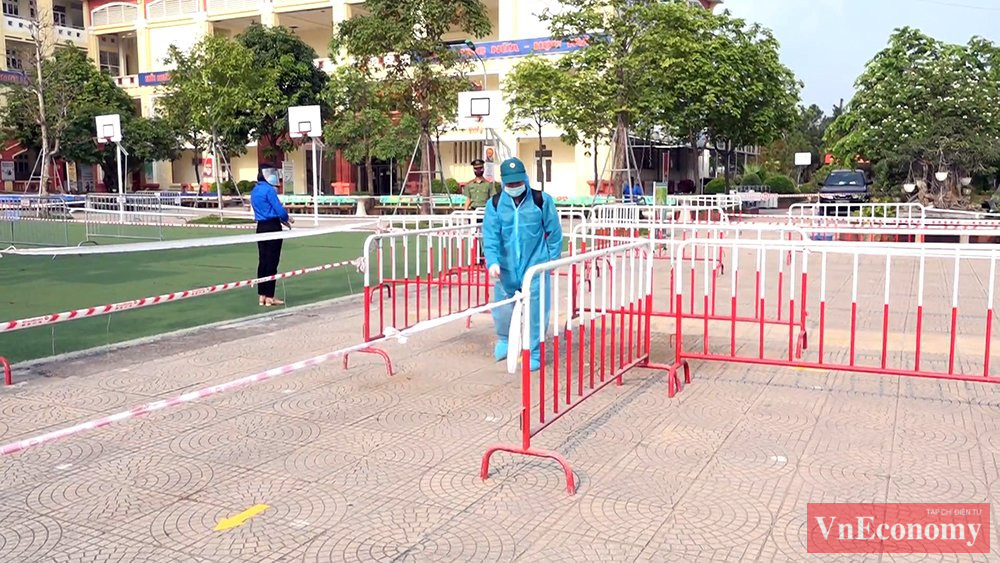 Công việc đầu tiên của buổi diễn tập là tiến hành phun khử khuẩn toàn bộ phòng thi, khuôn viên điểm thi để bảo đảm những quy định trong phòng, chống dịch Covid-19.