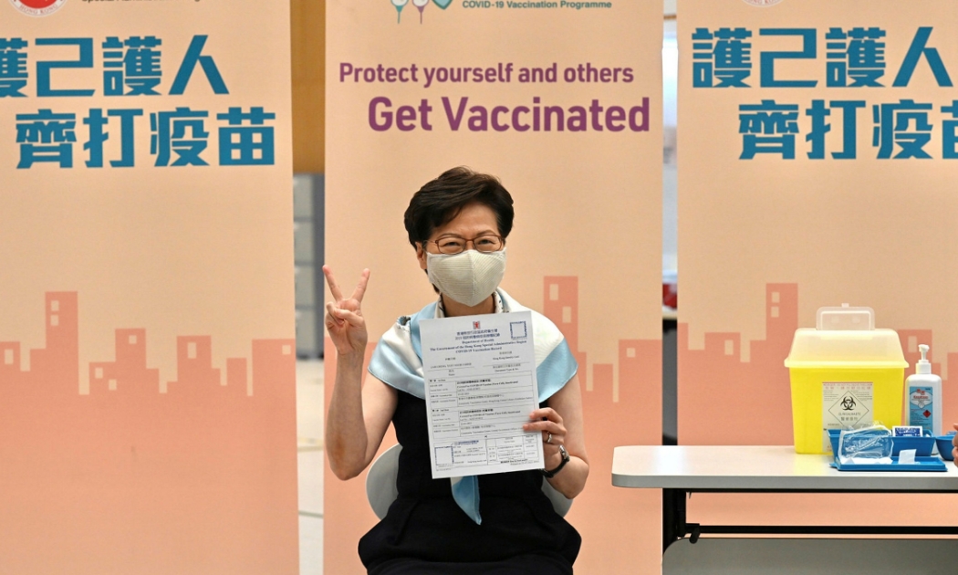 Bà Lâm Trịnh Nguyệt Nga, Đặc khu trưởng Hồng Kông tiêm vaccine Covid-19 vào tháng 2/2021 - Ảnh: Financial Times