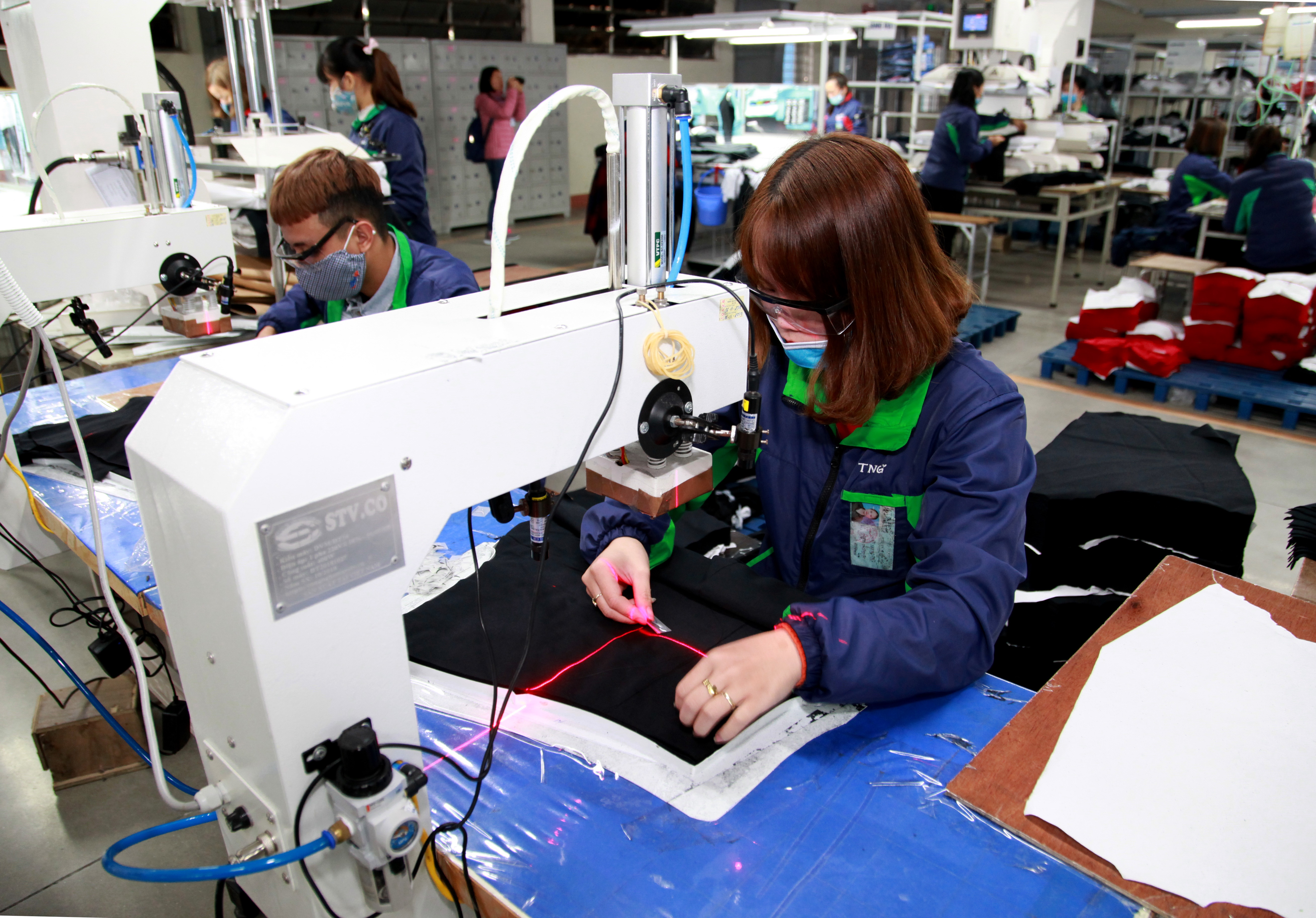 Lao động trong ng&agrave;nh dệt may. Ảnh - Mạnh Dũng.&nbsp;