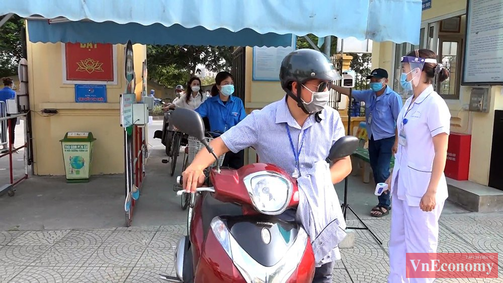 Ngay tại khu vực cổng trường, th&iacute; sinh v&agrave; c&aacute;n bộ coi thi được y&ecirc;u cầu kiểm tra th&acirc;n nhiệt v&agrave; khử khuẩn tay. Qua kiểm tra, c&aacute;c th&iacute; sinh khi c&oacute; biểu hiện nghi nhiễm Covid-19 sẽ nhanh ch&oacute;ng được di chuyển đến khu y tế tạm thời