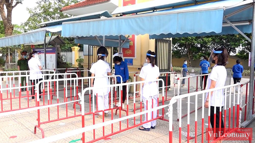 Điểm đặc biệt của kỳ thi giữa mùa dịch năm nay là công tác phân luồng thí sinh vào và ra khỏi điểm thi.