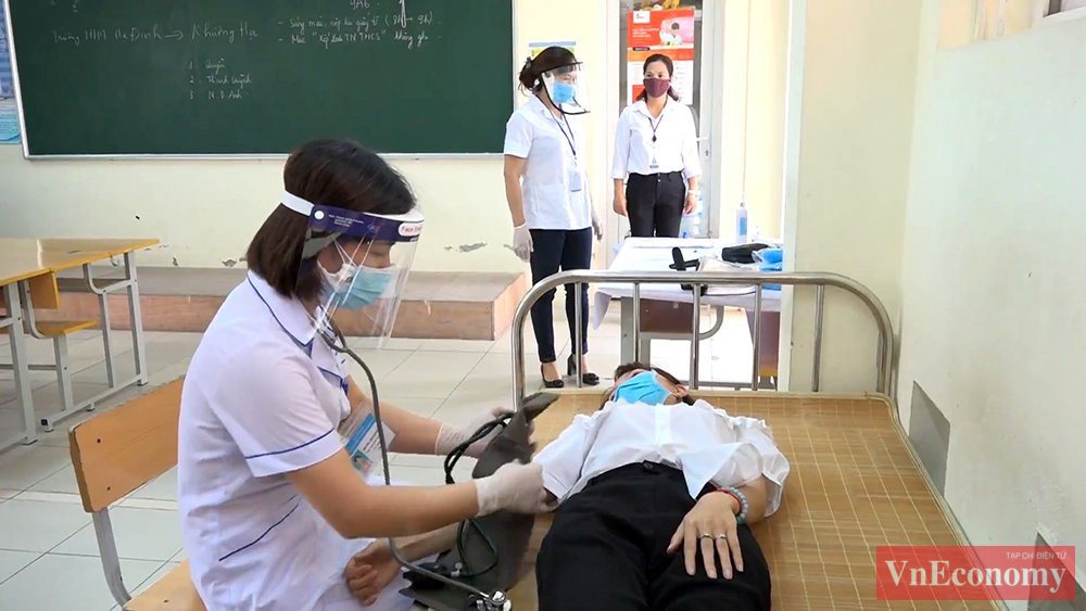Tương tự, các thí sinh có biểu hiện nghi nhiễm sẽ nhanh chóng được di chuyển tới khu vực y tế tạm thời. Trong trường hợp có các yếu tố dịch tễ, cơ quan y tế sẽ nhanh chóng di chuyển thí sinh khỏi khu vực trường thi.