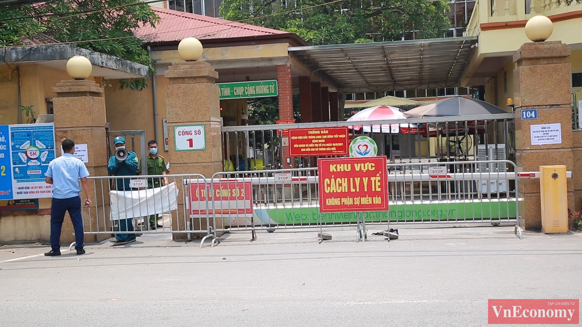 Trưa 7/6, lực lượng chức năng đ&atilde; lập r&agrave;o chắn phong toả nơi bệnh nh&acirc;n sinh sống v&agrave; tạm thời phong toả to&agrave;n bộ c&aacute;c khoa, ph&ograve;ng li&ecirc;n quan của Bệnh viện Bắc Thăng Long.&nbsp;