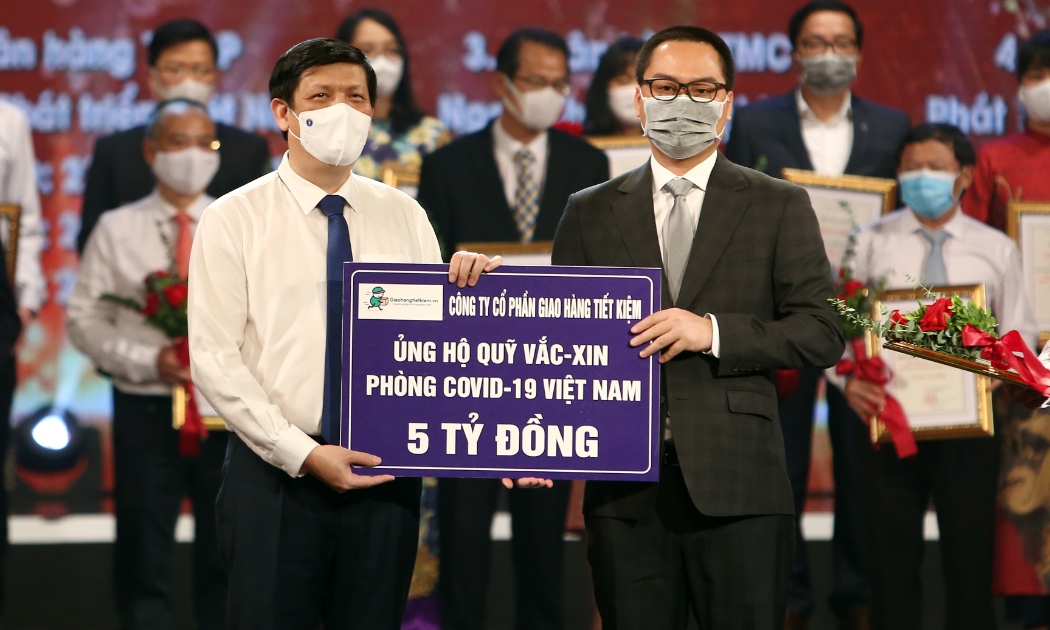 Ông Phạm Hồng Quân - Chủ tịch Hội đồng Quản trị, Tổng giám đốc Giao Hàng Tiết Kiệm trao tặng số tiền 5 tỷ đồng cho Quỹ vaccine phòng chống Covid-19.