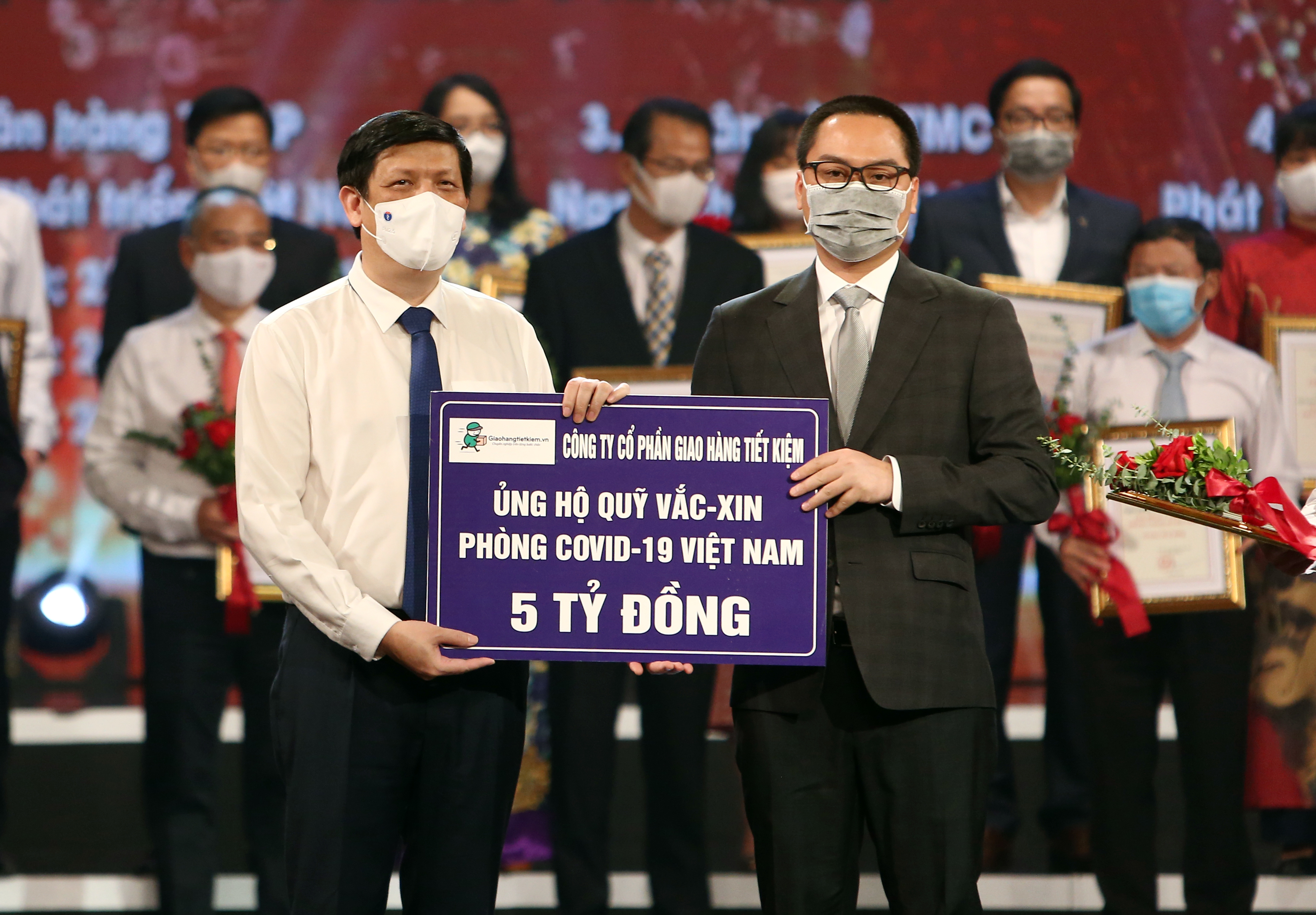 Ông Phạm Hồng Quân - Chủ tịch Hội đồng Quản trị, Tổng giám đốc Giao Hàng Tiết Kiệm trao tặng số tiền 5 tỷ đồng cho Quỹ vaccine phòng chống Covid-19.